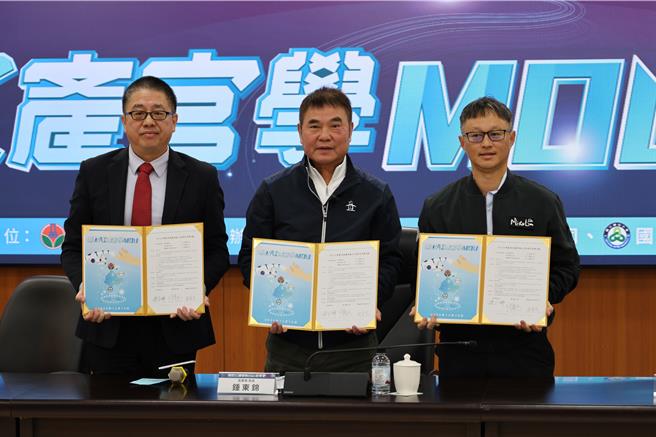 苗栗县政府与群联电子、联合大学18日签订AI 产官学MOU。（谢明俊摄）