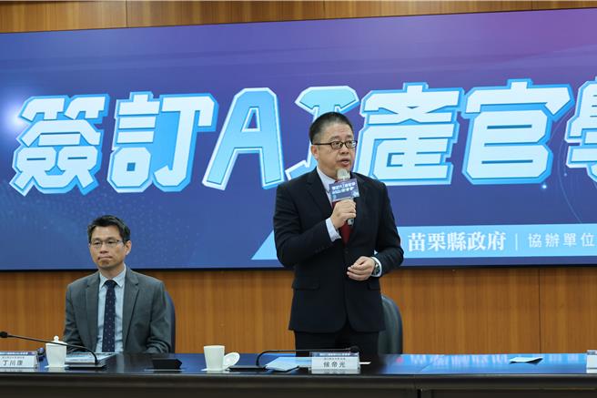 苗栗县政府与群联电子、联合大学18日签订AI 产官学MOU，群联电子执行长潘健成说明AI运用状况。（谢明俊摄）