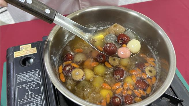 冬至将于21日到来，卫福部新营医院今（18）日举办冬至养生活动，准备热腾腾的五行汤圆给民眾。（张毓翎摄）