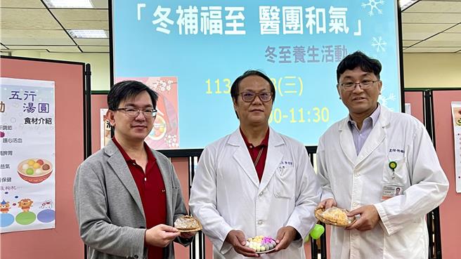 新营医院院长陈明智（中）补充，最近寒流一波波来，很容易感冒，请民眾一定要注意自身健康。（张毓翎摄）