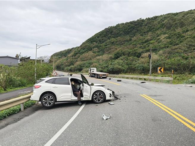 75岁林姓老翁今（11）日上午在台2线102公里处往台北方向行驶时，疑因违规跨越双黄线，迎面擦撞对向连结车。（翻摄画面）