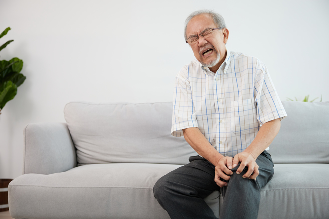 关节炎的患者在湿冷的天气，更容易出现膝盖疼痛等不适。（示意图，Shutterstock／达志）