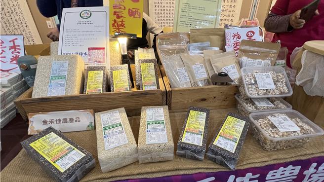 农业局公布今年下半年通过「南得极品」标章评鑑的农特产品在官网上，总计有19家业者、39项产品。（张毓翎摄）