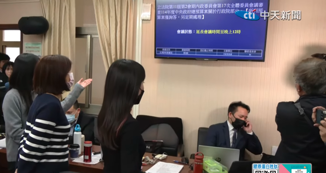 民进党立委吴沛忆、黄捷也走到议事人员面前，抗议召委徐欣莹人不在现场，不应该更改为会议开始。(翻摄自中天新闻)