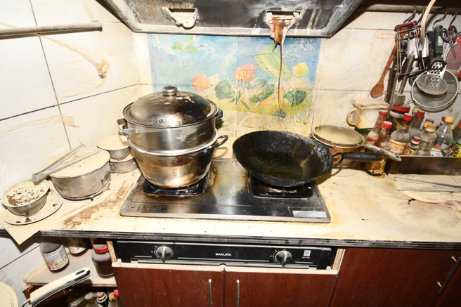 为有效防范厨房火灾，消防局呼吁民眾安装住宅用火灾警报器，可在侦测到浓烟或高温时发出警报声响。（图 / 北市消防局提供）