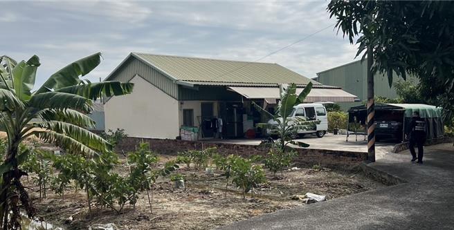 烤肉摊商把硬币、纸钞分藏在备货区，却被窃贼闯空门搜刮一空。（民眾提供／宝智华台南传真）