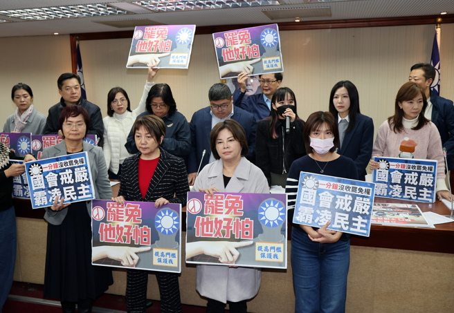 民进党立委18日占领内政委员会主席台，要求不得或暂缓确认16日会议议事录，并在召委徐欣莹下午宣布开会并延长开会后，持续占领主席台并高喊口号抗议国民党霸凌民主。（姚志平摄）