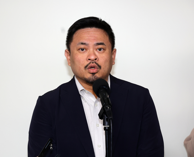 立法院社会福利及卫生环境委员会18日审查114年度中央政府总预算案关于劳动部主管预算，列席的劳动部长洪申翰（见图）会前受访。（刘宗龙摄）