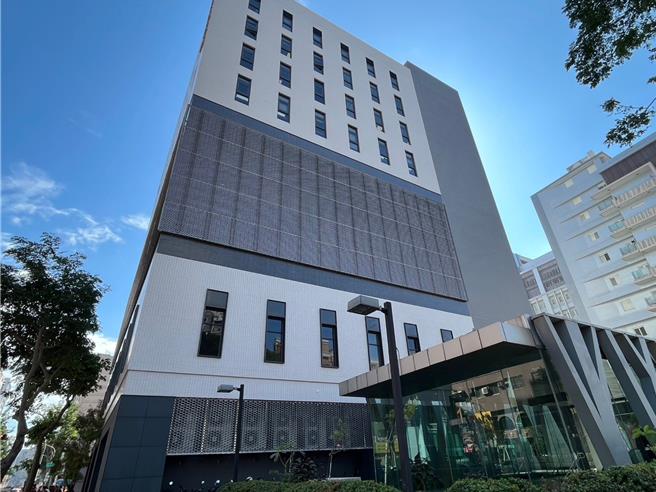 紧邻高捷生态公园站的「艾捷」大楼，目前已经满租，包括德商英飞凌、荷兰商艾司摩尔、日商东京威力、美商科林研发等4家半导体外商公司进驻。（柯宗纬摄）