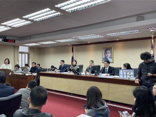 民进党立委今日占据内政委员会主席台，痛批16日会议违法无效。（张薷摄）