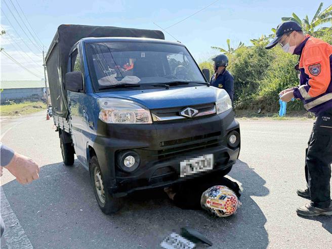 机车骑士撞电线杆后喷飞撞击对向货车，人因此卡在货车下。(吕妍庭摄)