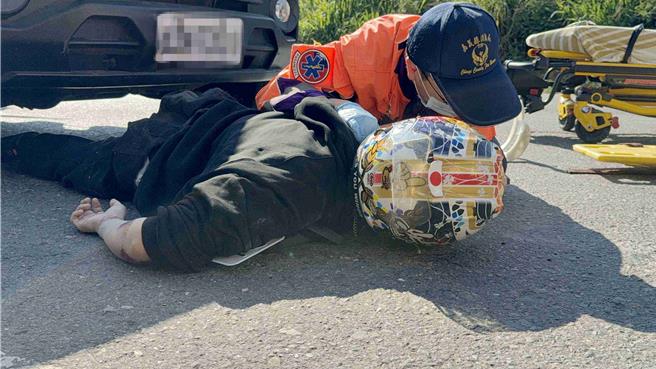 机车骑士被拖救出来后不断哀嚎，也能清楚报出家人电话和疼痛位置，意识清楚。(吕妍庭摄)