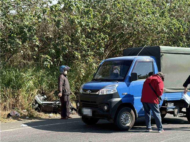 事故现场由热心民眾和员警协助指挥交通。(吕妍庭摄)