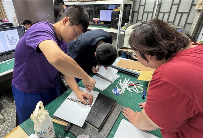 勞動部勞發署雲嘉南分署12月為心智障礙生量身打造4場「創意商品設計與製作」課程，能一次習得3樣技能。（勞動部勞發署雲嘉南分署提供／張毓翎台南傳真）