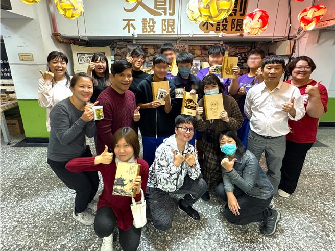 台灣隊在科學棒球助威下勇奪世界第一，勞發署雲嘉南分署也推職訓「科學化」，為心智障礙生量身打造「創意商品設計與製作」課程。（勞動部勞發署雲嘉南分署提供／張毓翎台南傳真）