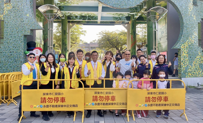 永庆加盟四品牌2023年启动「导护设备捐赠计画」，目前捐赠范围已扩及全台。图为受赠拒马的屏东市仁爱国小。(图/永庆房产集团提供)