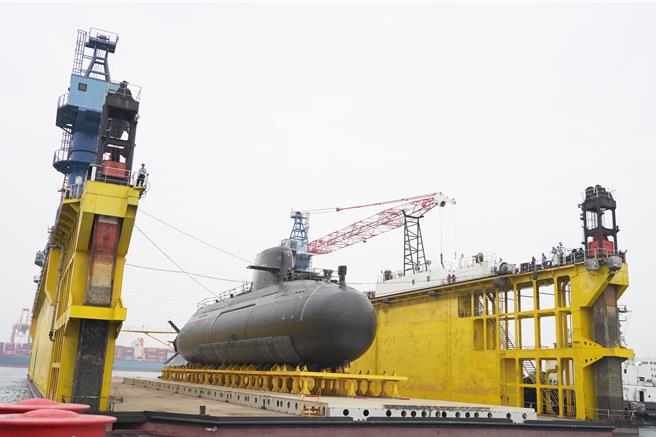 图为今年初潜舰国造原型舰海鲲军舰浮船作业。（台船提供）