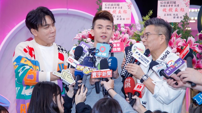 孙生（中）18日替林襄护航。（赵文彬摄）