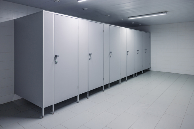 一名妈妈控诉儿子被同学邀进厕所，逃出来后老师却不理会她儿子的求救。（示意图：shutterstock／达志）