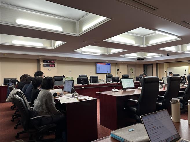 台北市议会民政委员会18日上午审议北市研考会预算，会中国民党议员游淑慧质疑，研考会所公布的台北市市政满意度民调，2年皆由求真公司得标，质疑该公司民调有疑虑，研考会应慎选业者。（丁上程摄）