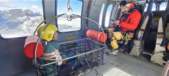 51歲盧姓女山友今天上午攀登花蓮縣卓溪鄉的塔比拉東山時，不慎摔傷造成右手腕脫臼疑似閉鎖性骨折，中午透過黑鷹直升機吊掛下山送醫治療。（空勤總隊提供／羅亦晽花蓮傳真）