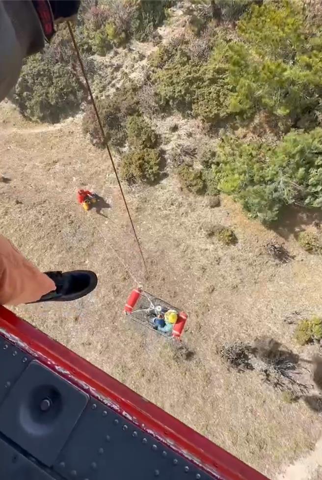51歲盧姓女山友今天上午攀登花蓮縣卓溪鄉的塔比拉東山時，不慎摔傷造成右手腕脫臼疑似閉鎖性骨折，中午透過黑鷹直升機吊掛下山送醫治療。（空勤總隊提供／羅亦晽花蓮傳真）