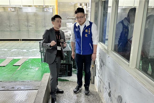 桃园市南崁国小设施老旧，国民党桃园市议员钱龙接获校方反映后，藉由议员补助款支应厨房设备更新及修缮经费共约46万元。（国民党桃园市议员钱龙提供）