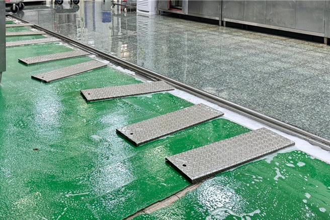 桃园市南崁国小设施老旧，国民党桃园市议员钱龙接获校方反映后，藉由议员补助款支应厨房设备更新及修缮经费共约46万元。（国民党桃园市议员钱龙提供）