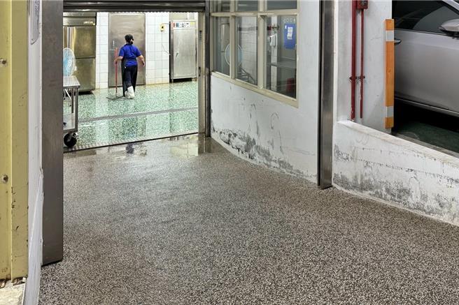 桃园市南崁国小设施老旧，国民党桃园市议员钱龙接获校方反映后，藉由议员补助款支应厨房设备更新及修缮经费共约46万元。（国民党桃园市议员钱龙提供）