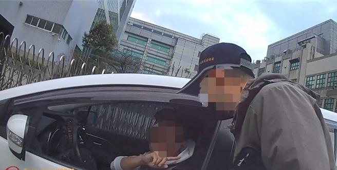 新竹區監理所稽查人員與員警前往新豐火車站稽查，當場查獲一輛白牌車，依法開罰。（新竹區監理所提供／邱立雅竹縣傳真）