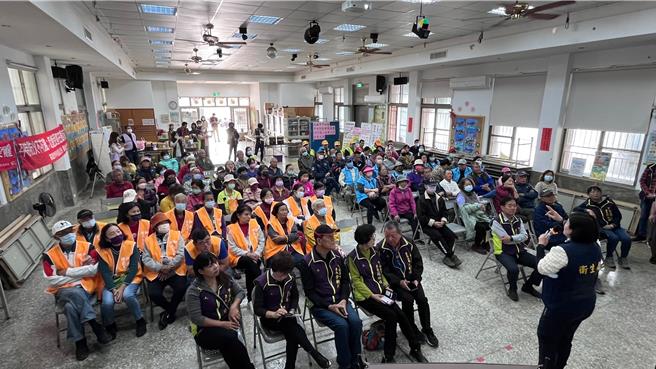 今年入冬后高雄市传出本土登革热病例，为避免本土登革热在社区传播扩散，即使是山区登革热防治也不惶多让，高雄市甲仙区公所今日邀请甲仙区卫生所长翁秀琴办理登革热防治宣导会。（甲仙区公所提供／林雅惠高雄传真）