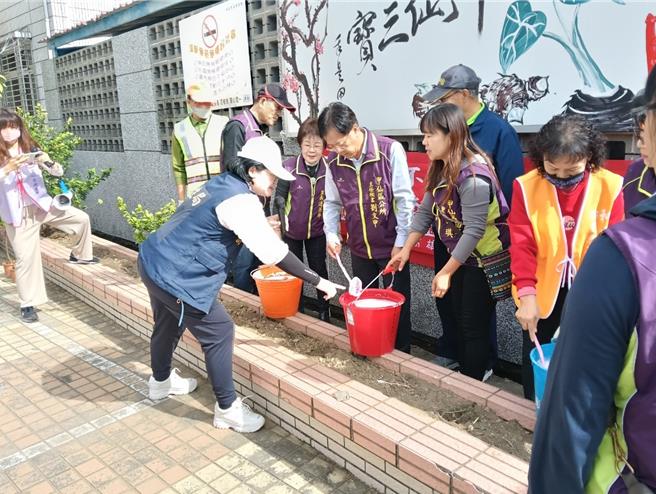 现场卫生所安排里长与里民自发组成的清洁志工逾百人，实地在水沟、花园演练巡、倒、清、刷清洁工作。（甲仙区公所提供／林雅惠高雄传真）