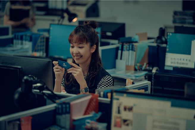 王渝萱饰演的菜鸟女记者「林姵亭」死于夜店极乐毒趴。（镜文学提供）