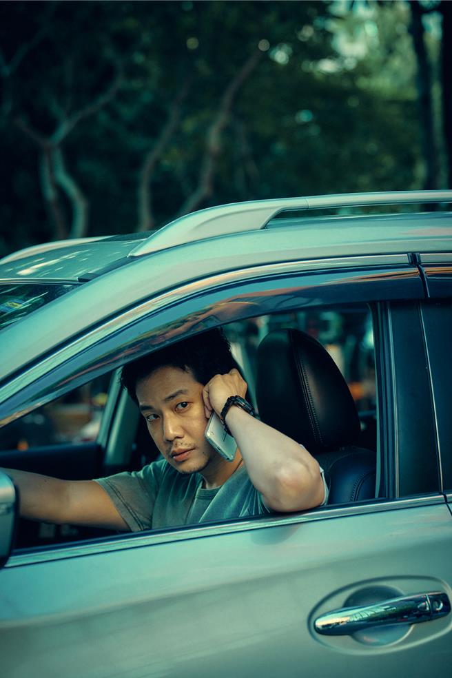 薛仕凌饰演狗仔摄影「庄大海」。（镜文学提供）