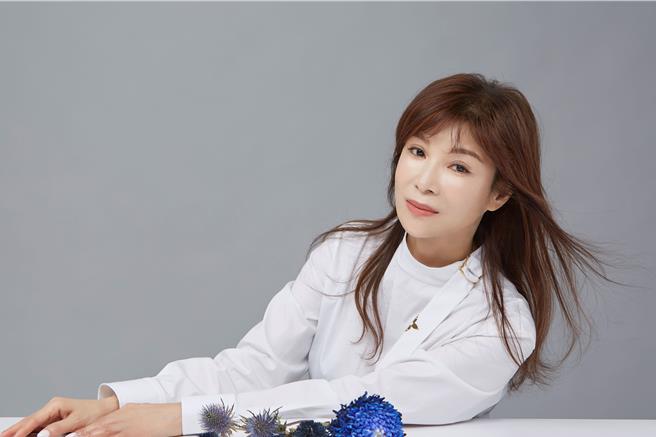 蔡秋凤挥别苦情，新专辑《戏台》造型是她最爱的彩色少女风。（蔡秋凤提供)