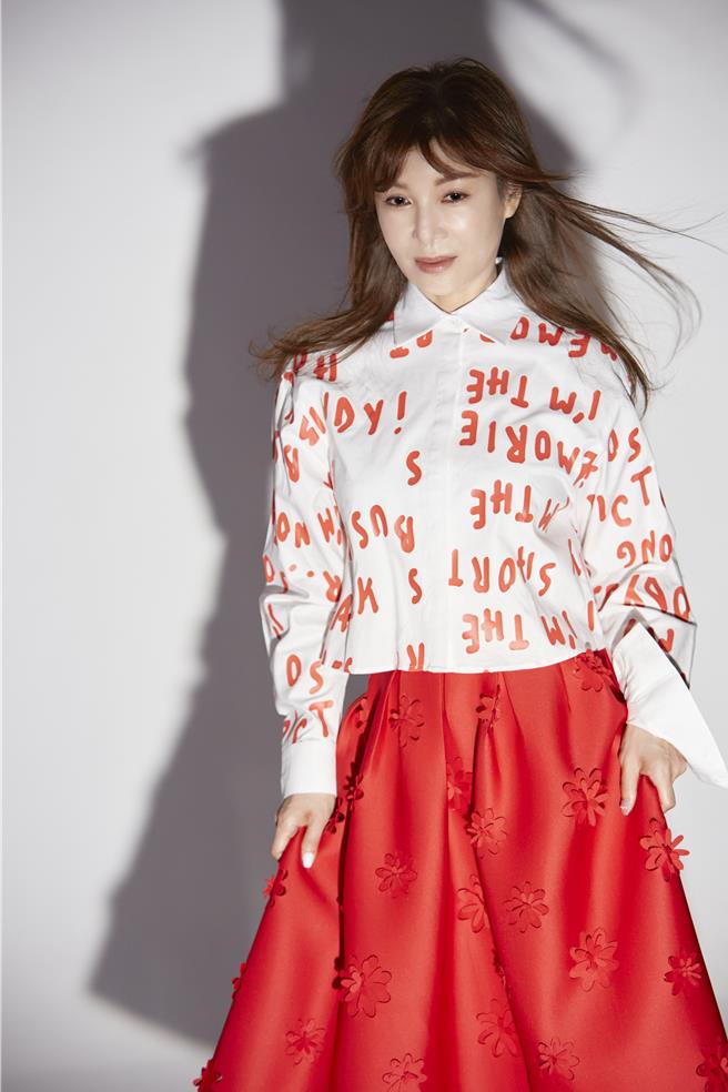 蔡秋凤挥别苦情，新专辑《戏台》造型是她最爱的彩色少女风。（蔡秋凤提供)