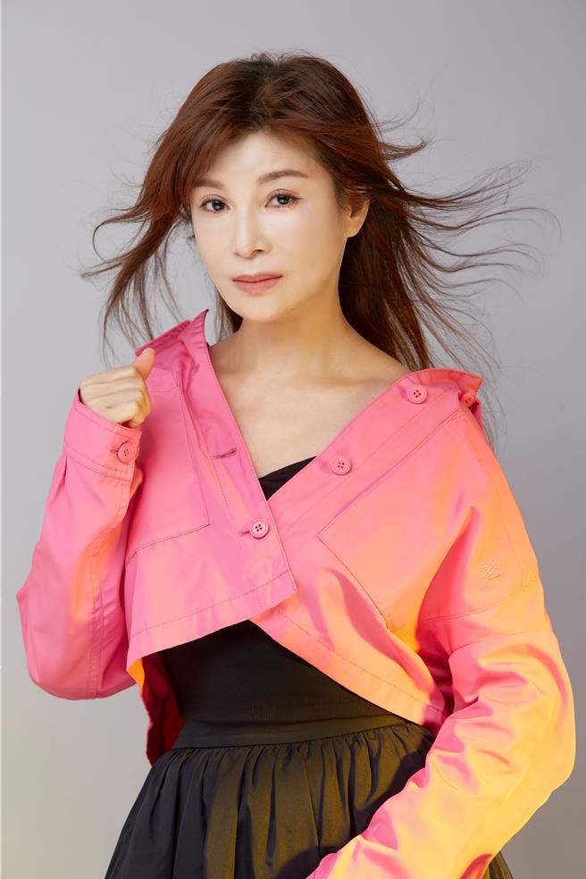 蔡秋凤挥别苦情，新专辑《戏台》造型是她最爱的彩色少女风。（蔡秋凤提供)