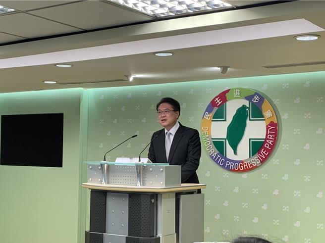 民进党秘书长林右昌在民进党中常会后转述。（张薷摄）