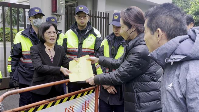 新北市三峡区插角农民自救会成员强烈要求国有财产署暂停75地号的放租程序，重新审查林地变更过程，并厘清是否涉及官商勾结，最后由财政部国有财产署副署长王彩叶出面接下陈情书。（自救会提供）