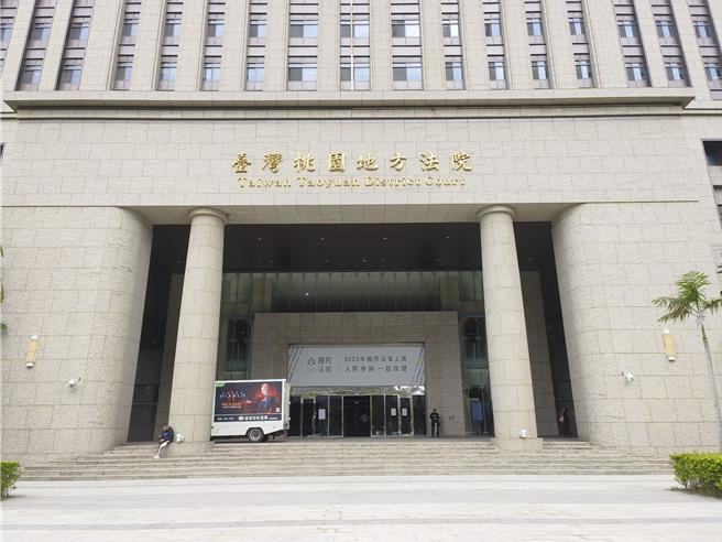 桃园市22岁吕姓诈骗集团车手今年5月底「黑吃黑」抢走其他车手100万元。2案分别被检方依诈欺、强盗罪起诉。吕男等3人否认涉案，称里面装砖块。桃园地院不採信，依强盗罪判处吕男等3人8年6月至7年4月不等有期徒刑，可上诉。（赖佑维摄）