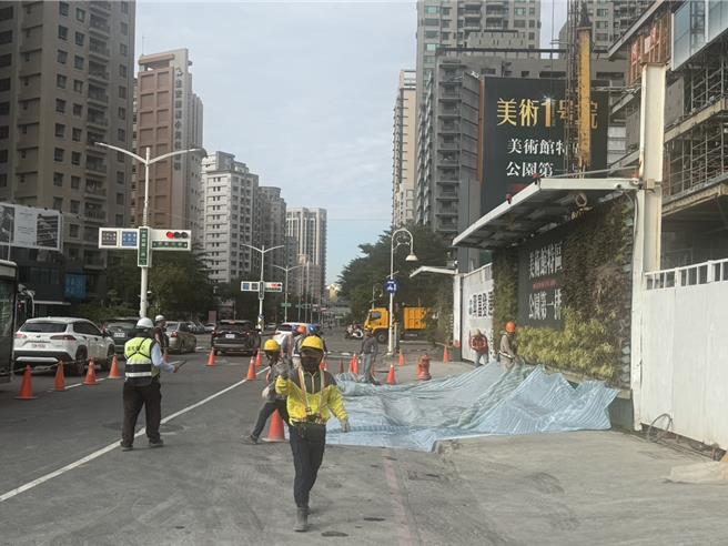 高雄市鼓山区美术东二路建筑工地前道路传坍塌，帆布盖起塌陷处。（翻摄照片／洪靖宜高雄传真）