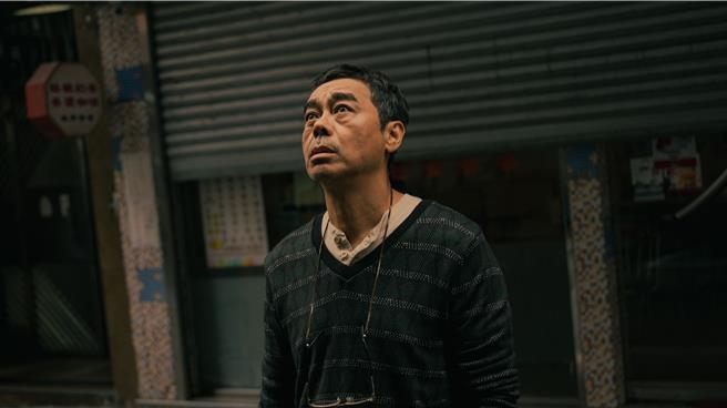 劉青雲在《爸爸》中佇立街頭抬頭望向家中窗戶，心中百感交集。（甲上提供）