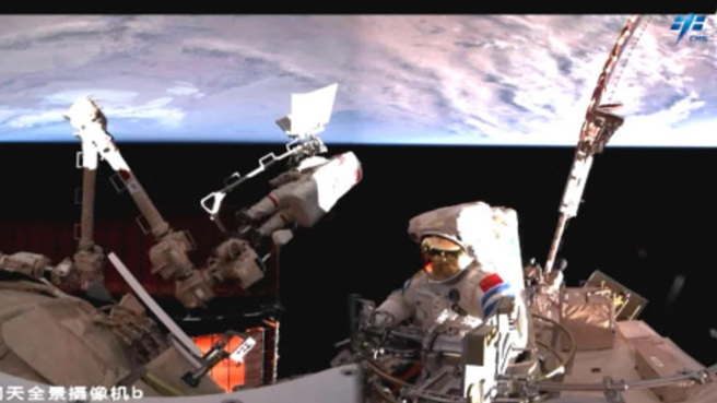 大陆天宫号太空站的2名驻站太空人，完成了9小时的长时间舱外活动，打破了美国太空人在2001年的旧纪录。(图/China Manned Space Agency)