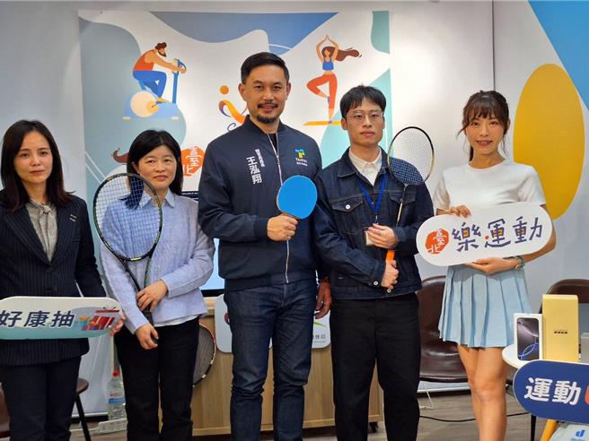 台北市体育局长王泓翔（中）18日于市府大楼公布，2024 U-Sport台北乐运动第二波好康抽暨年度成果报告，并同步宣布计画明年增新项目。（温予菱摄）