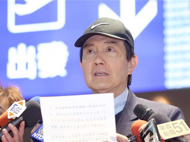 前总统马英九率团访问大陆，他在机场发表谈话表示两岸青年交流越多，衝突就会越少。（范扬光摄）