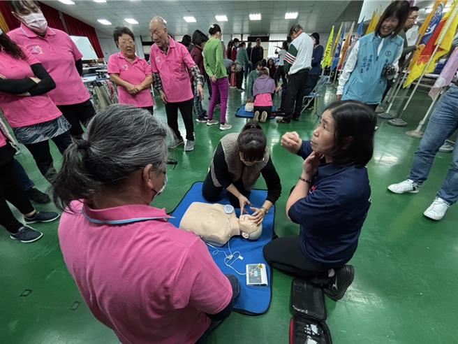 台中市总工会18日举办「黄金5分钟急救天使培训」活动，近百名会员聚精会神学习CPR。（冯惠宜摄）