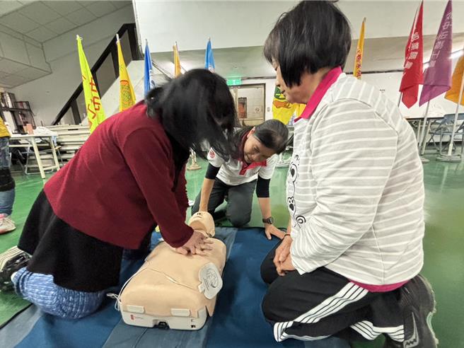 台中市总工会18日举办「黄金5分钟急救天使培训」活动，近百名会员聚精会神学习CPR。（冯惠宜摄）