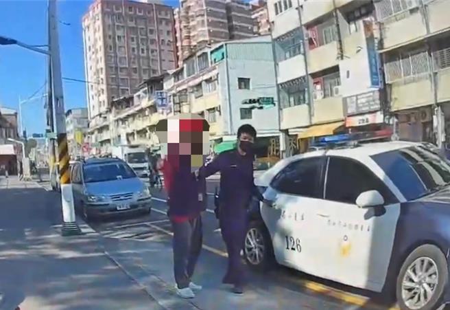 屏东市55岁黄姓男子疑似精神不稳，17日突然携带金纸走进广东路上某家餐厅，随后偷桌上的点火枪在店前金炉点燃金纸，还若无其事得吃起店内的东西。（警方提供／谢佳潾屏东传真）