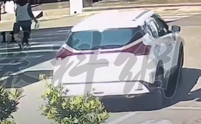 高雄昨(17)日上午10时40分许发生一起车祸，有女行人遭撞卷车底送医不治，此画面曝光后，网友有怒喊「还说庇护岛没用」。（图／翻摄自WoWtchout - 地图型行车影像分享平台）