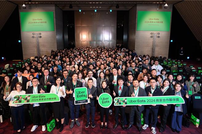 Uber Eats連續第四年舉行商家合作夥伴頒獎典禮，總計14獎項由75商家合作夥伴獲得，表揚品牌努力創造卓越。圖／Uber Eats提供